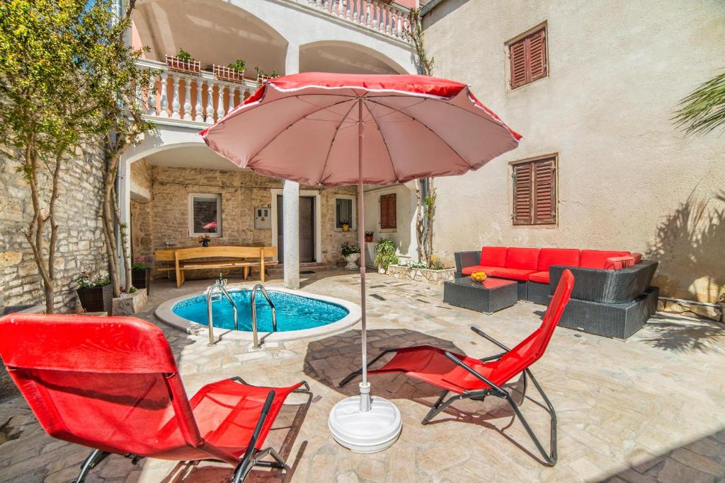 Basen w obiekcie Apartments Salčinović lub w pobliżu