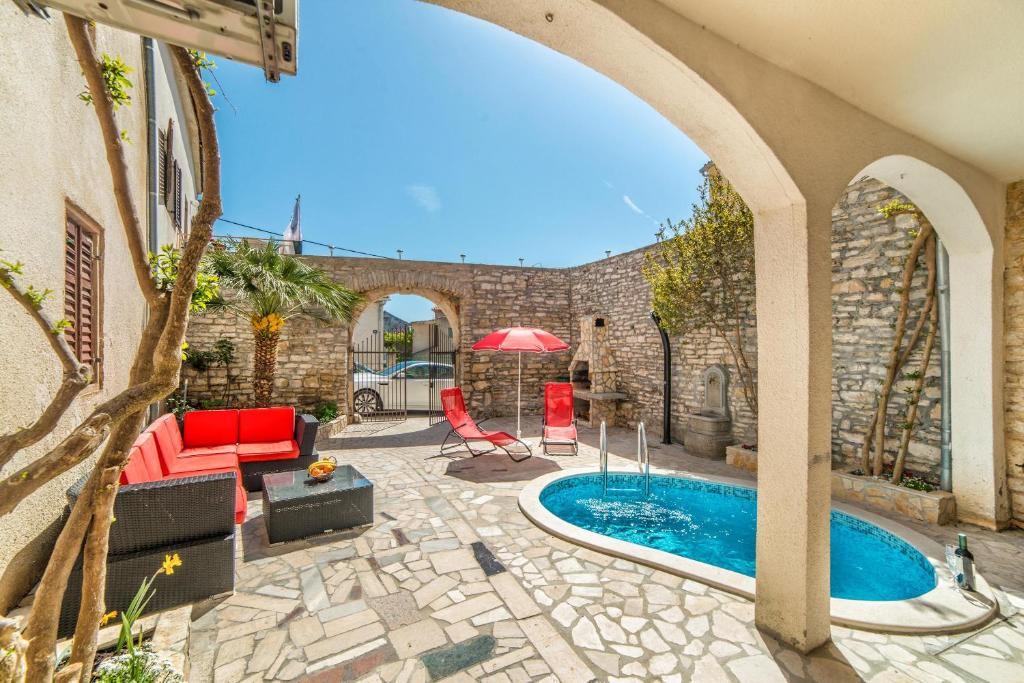 Basen w obiekcie Apartments Salčinović lub w pobliżu