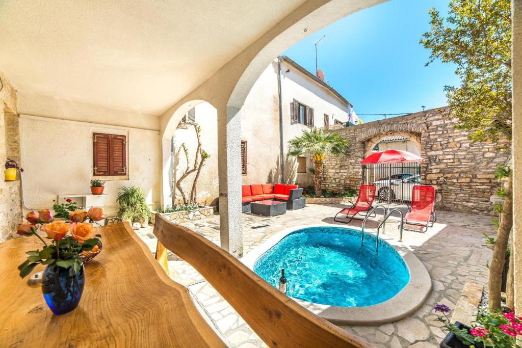dom z basenem na podwórku w obiekcie Apartments Salčinović w Medulinie