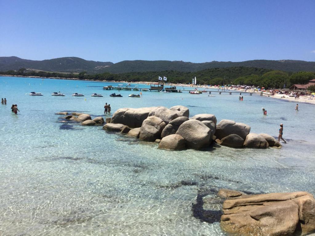 ポルト・ヴェッキオにあるVilla Les Hameaux Di Santa Giuliaの海水浴場の人々