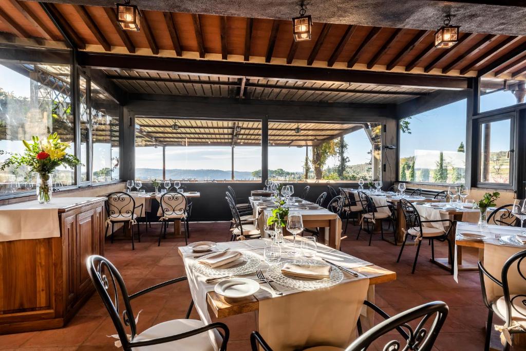 Reštaurácia alebo iné gastronomické zariadenie v ubytovaní Relais Vignale & Spa