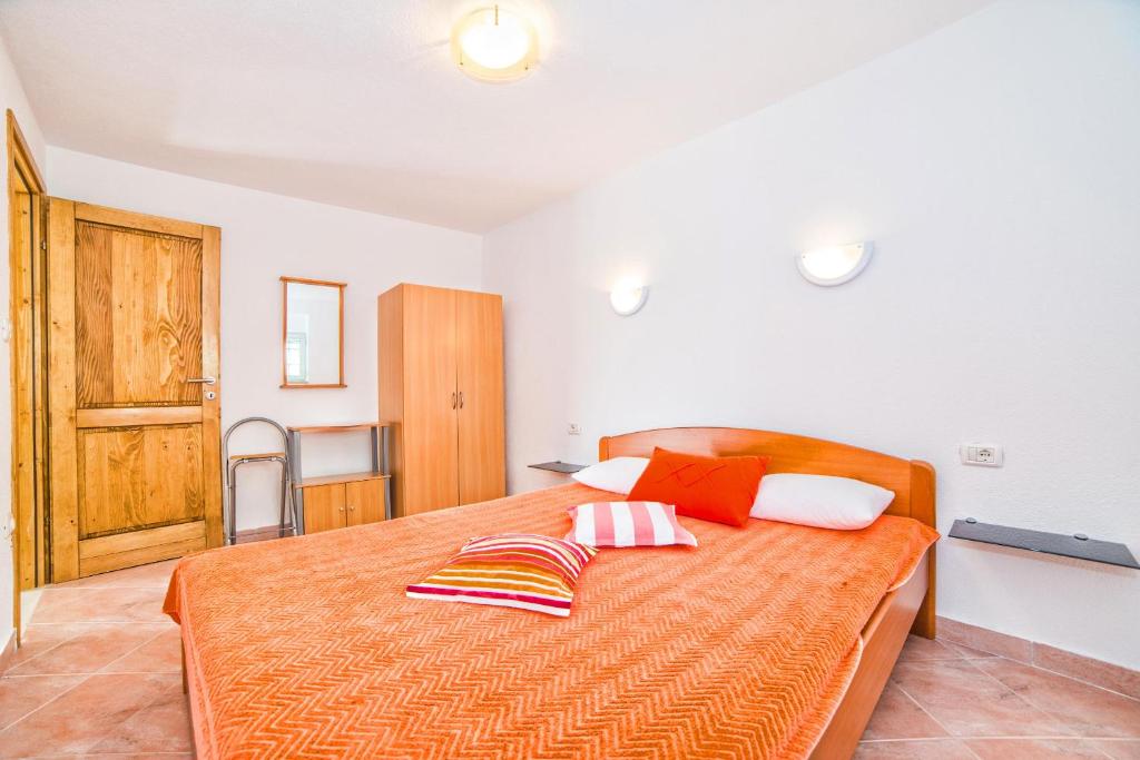 sypialnia z łóżkiem z 2 poduszkami w obiekcie Apartments Salčinović w Medulinie