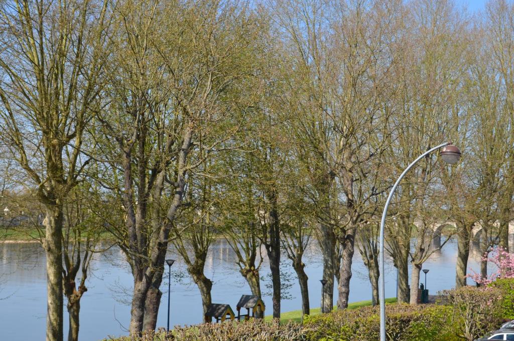 Výhled na řeku, která protéká v blízkosti hotelu