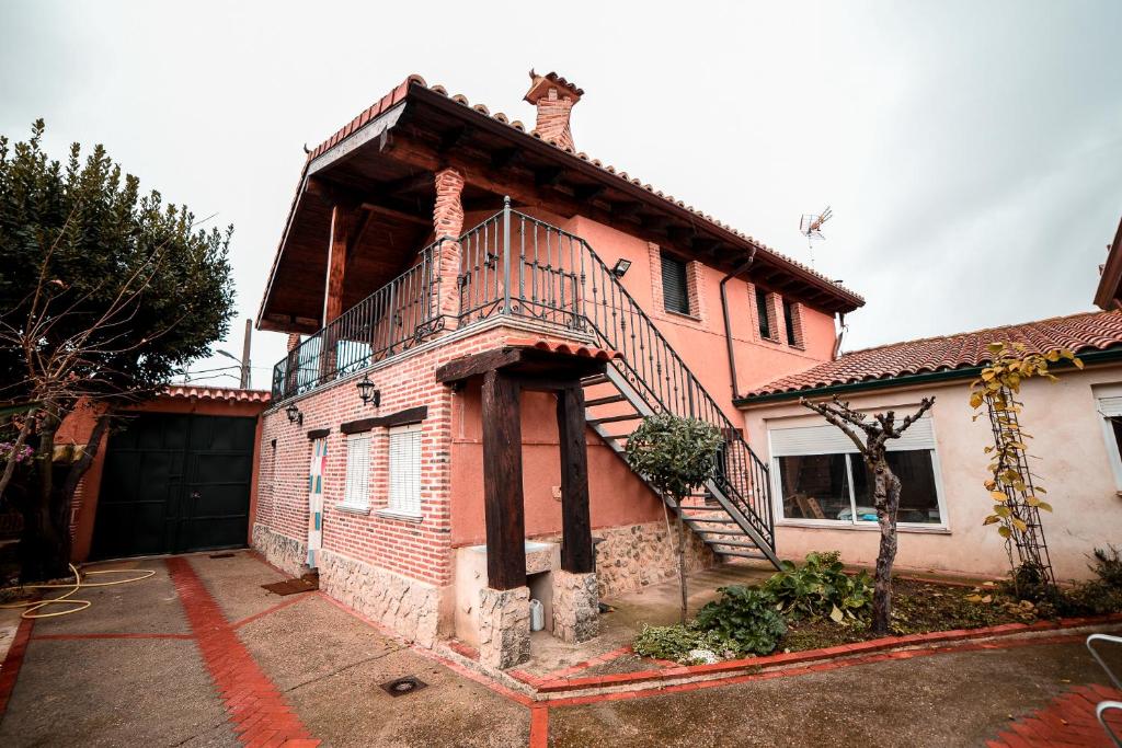 VillamarcielにあるLA HUERTA DEL DUEROのバルコニー付きの大きなレンガ造りの家