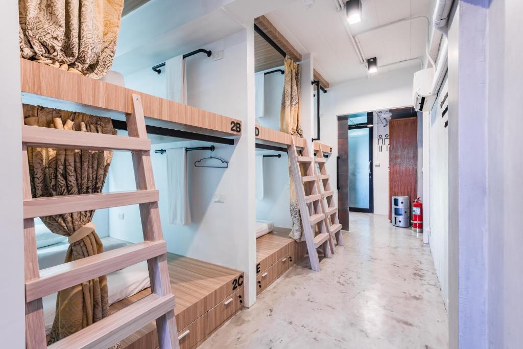 Palanda nebo palandy na pokoji v ubytování Eco Hostel