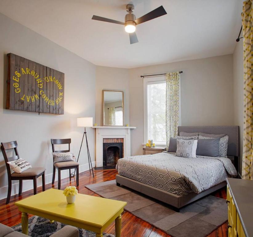- une chambre avec un lit et une cheminée dans l'établissement 414B Waldburg st · 2 Bedroom Oasis near Forsyth Park, à Savannah
