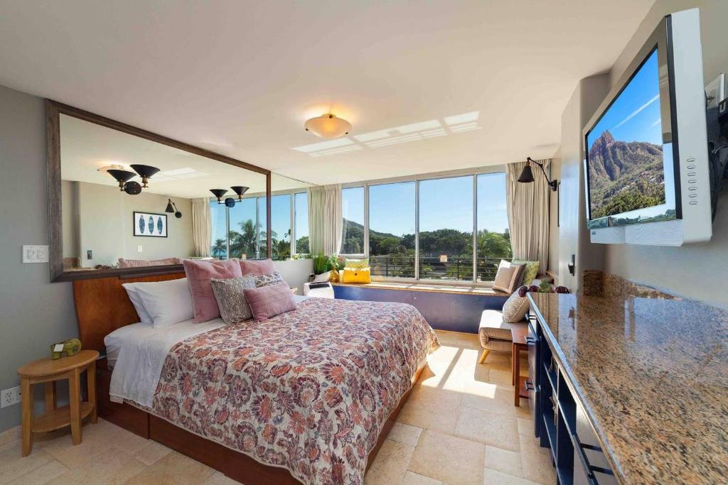 1 dormitorio con cama grande y ventana grande en @ Marbella Lane Studio, 15 steps from the Beach, 11 mins from the Airport en Honolulu