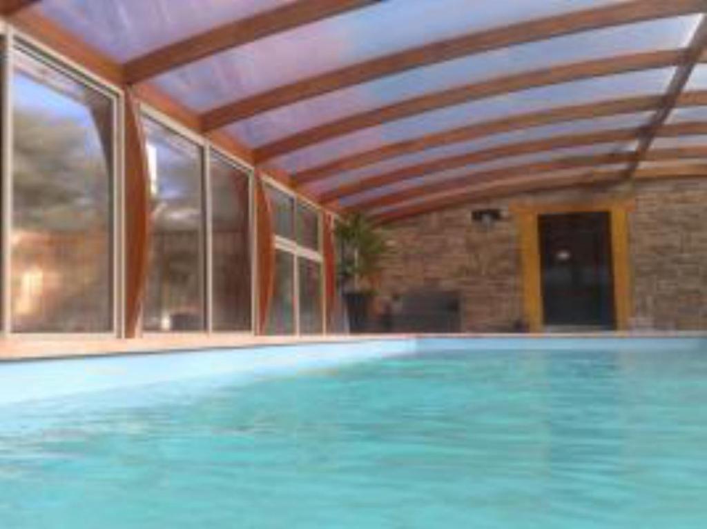 Bazén v ubytování Logis Hotel Le Lac nebo v jeho okolí