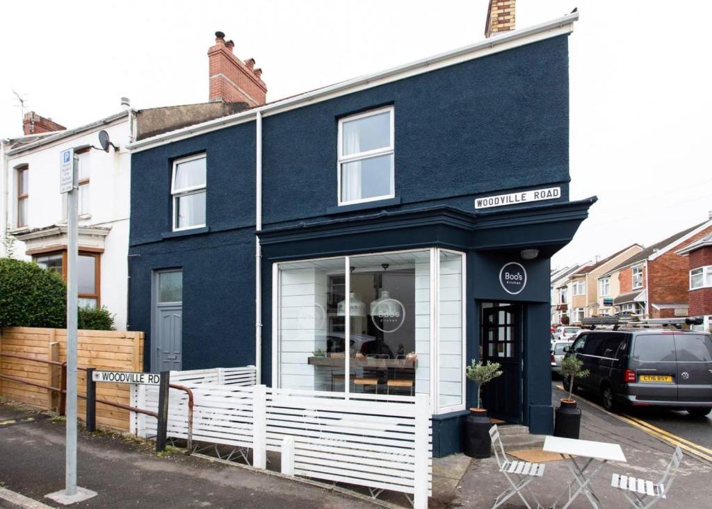 Beautiful Two Bed Mumbles Flat with parking space, The Mumbles