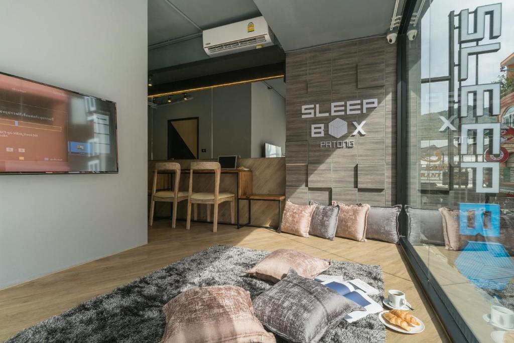 TV a/nebo společenská místnost v ubytování Sleep Box Patong Hostel