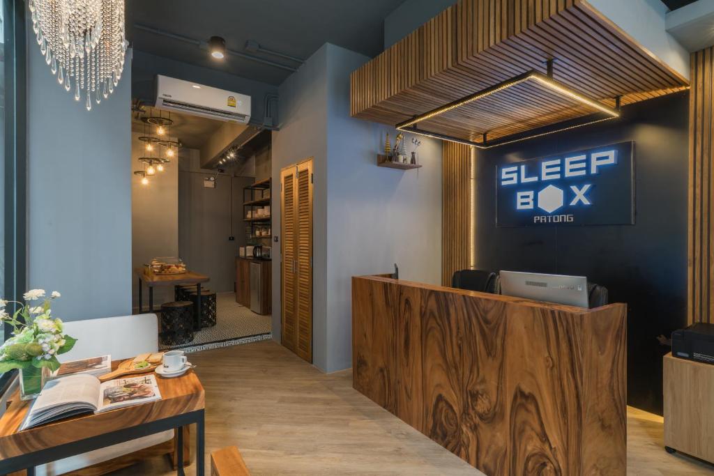 Postel nebo postele na pokoji v ubytování Sleep Box Patong Hostel