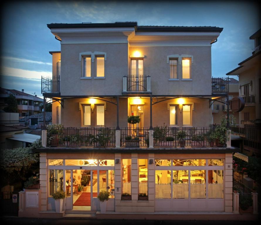 ein großes Haus mit Licht davor in der Unterkunft Hotel Villa Irma in Rimini