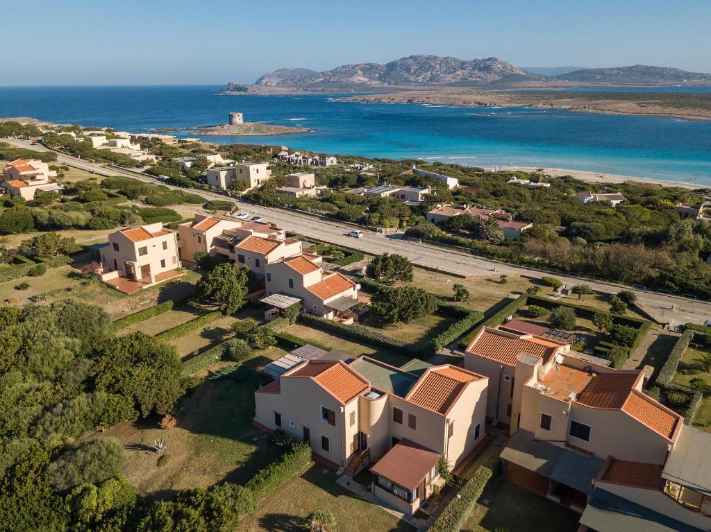 eine Luftansicht einer Villa am Strand in der Unterkunft AffittaSardegna-Trilo La pelosa in Stintino