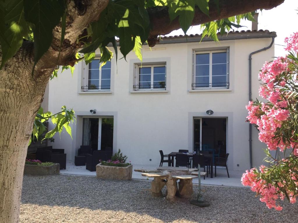 OlonzacにあるBeautiful village villa with private poolの白い家