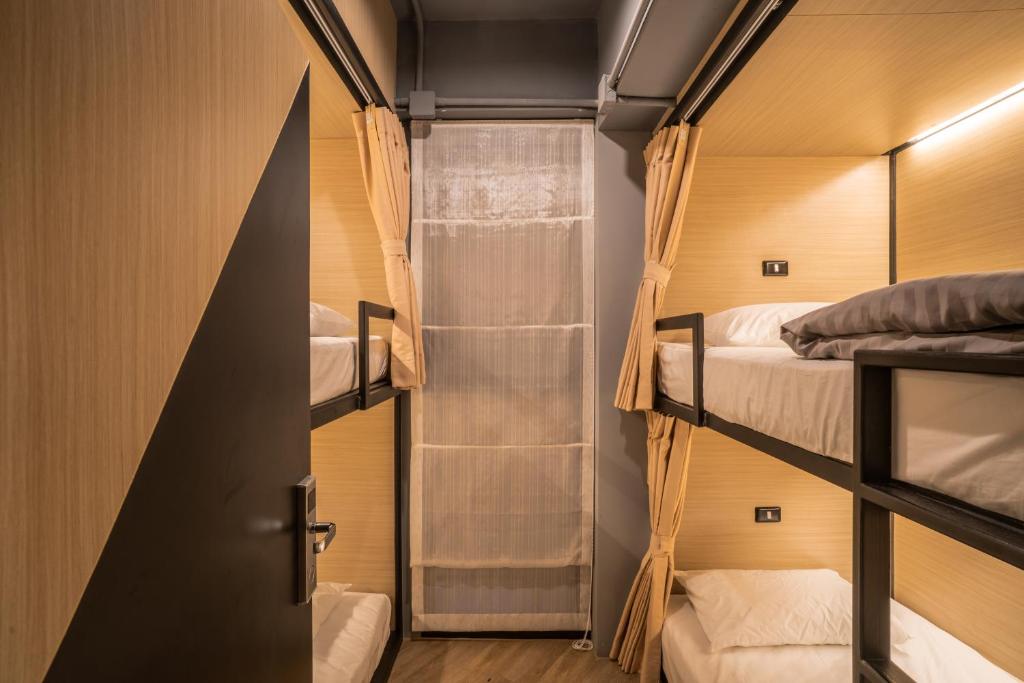 Postel nebo postele na pokoji v ubytování Sleep Box Patong Hostel