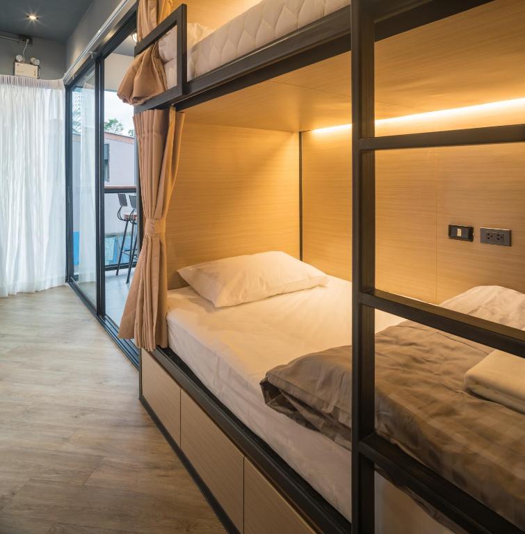 Postel nebo postele na pokoji v ubytování Sleep Box Patong Hostel