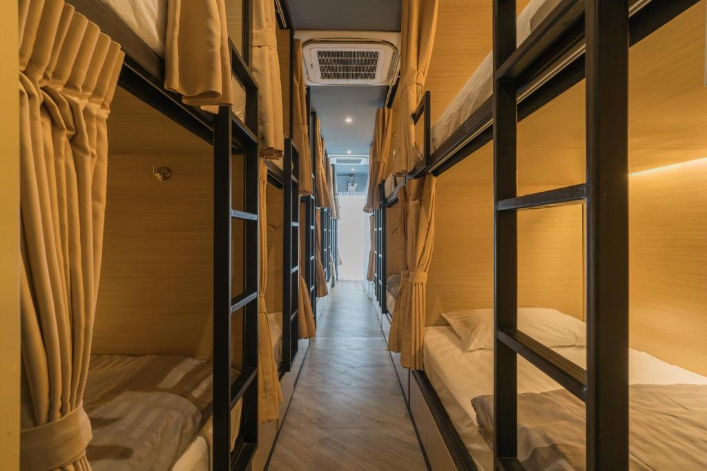 Postel nebo postele na pokoji v ubytování Sleep Box Patong Hostel