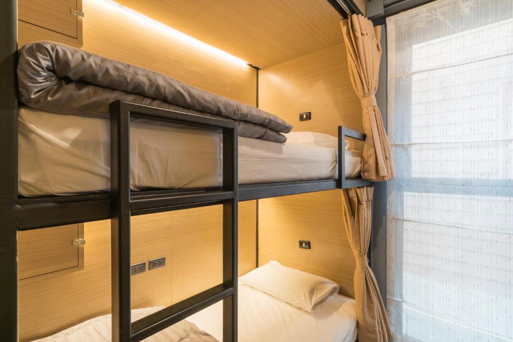 Postel nebo postele na pokoji v ubytování Sleep Box Patong Hostel