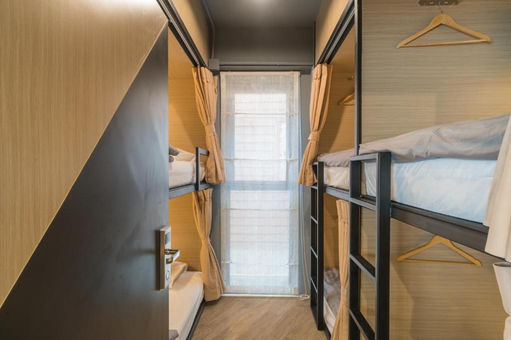 Postel nebo postele na pokoji v ubytování Sleep Box Patong Hostel