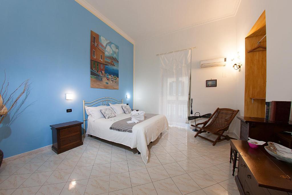 1 dormitorio con 1 cama con pared azul en Anna's Family, en Nápoles
