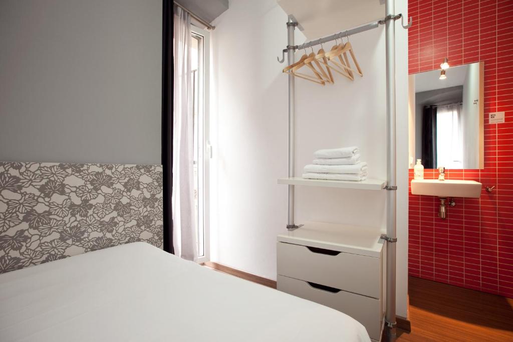 Posteľ alebo postele v izbe v ubytovaní Hostal Nitzs Bcn