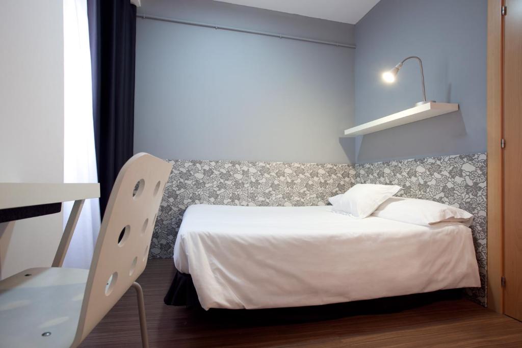 Posteľ alebo postele v izbe v ubytovaní Hostal Nitzs Bcn