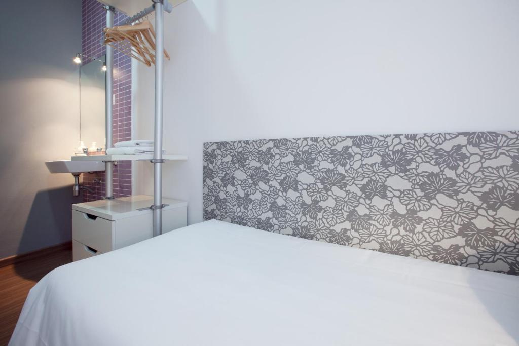 Posteľ alebo postele v izbe v ubytovaní Hostal Nitzs Bcn