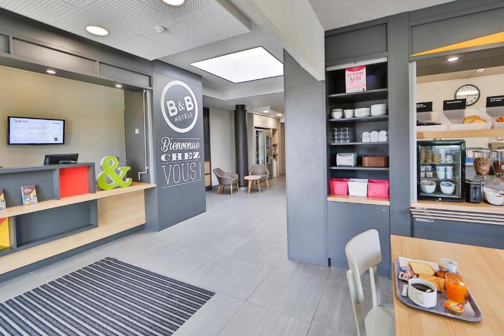 Příslušenství pro přípravu čaje a kávy v ubytování B&B HOTEL Montélimar Nord