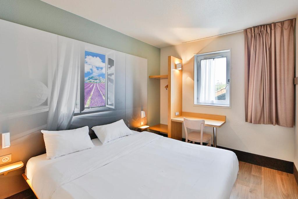 Postel nebo postele na pokoji v ubytování B&B HOTEL Montélimar Nord