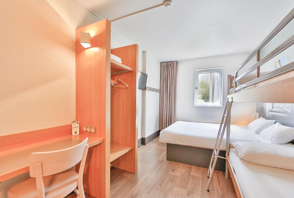 Postel nebo postele na pokoji v ubytování B&B HOTEL Montélimar Nord