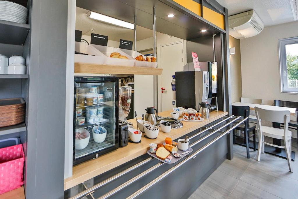Kuchyň nebo kuchyňský kout v ubytování B&B HOTEL Montélimar Nord