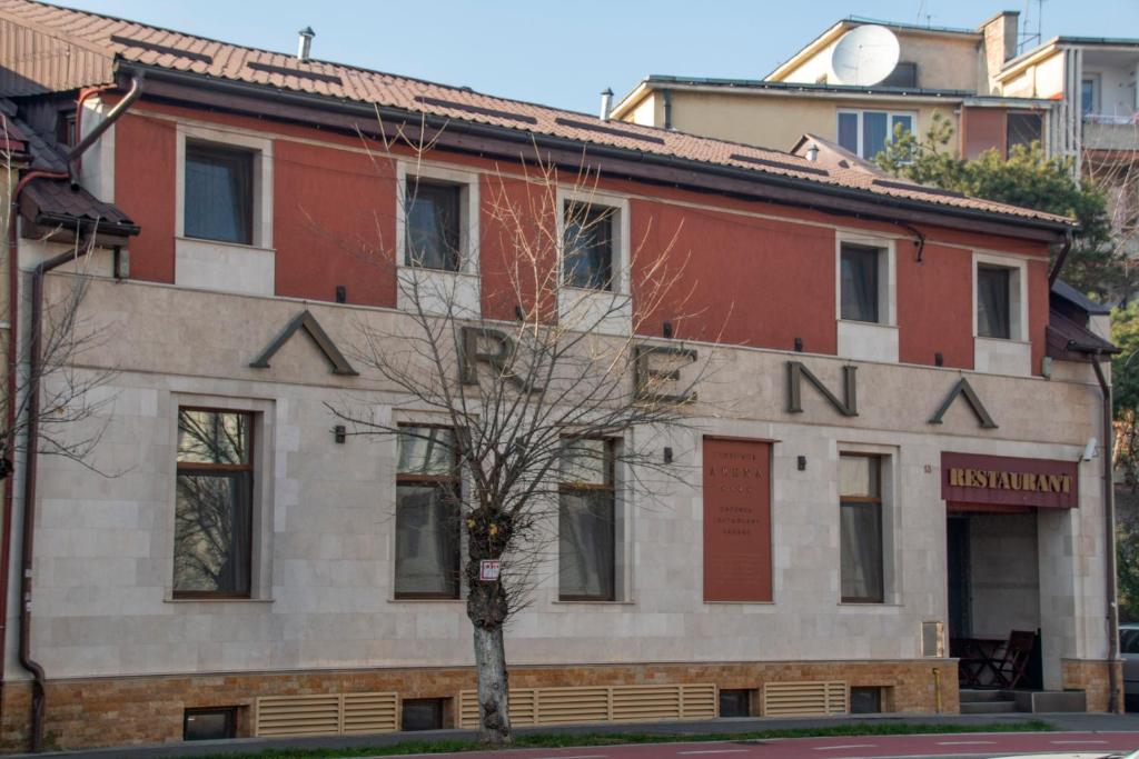 un edificio con un cartel que lee nana en Pension Arena en Cluj-Napoca