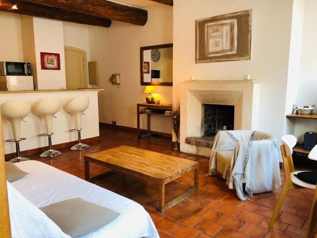 ein Wohnzimmer mit einem Tisch und einem Kamin in der Unterkunft Escapade Vieux-Port in Marseille