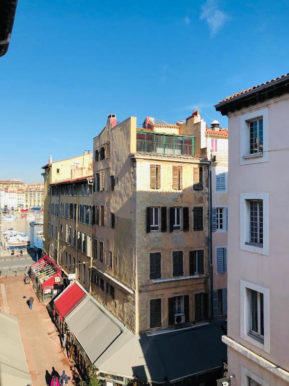 un vieux bâtiment au cœur d'une ville dans l'établissement Escapade Vieux-Port, à Marseille