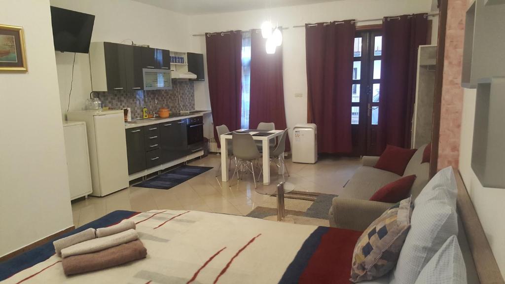 ein Wohnzimmer mit einem Bett und eine Küche in der Unterkunft DAVID-IN in Zagreb