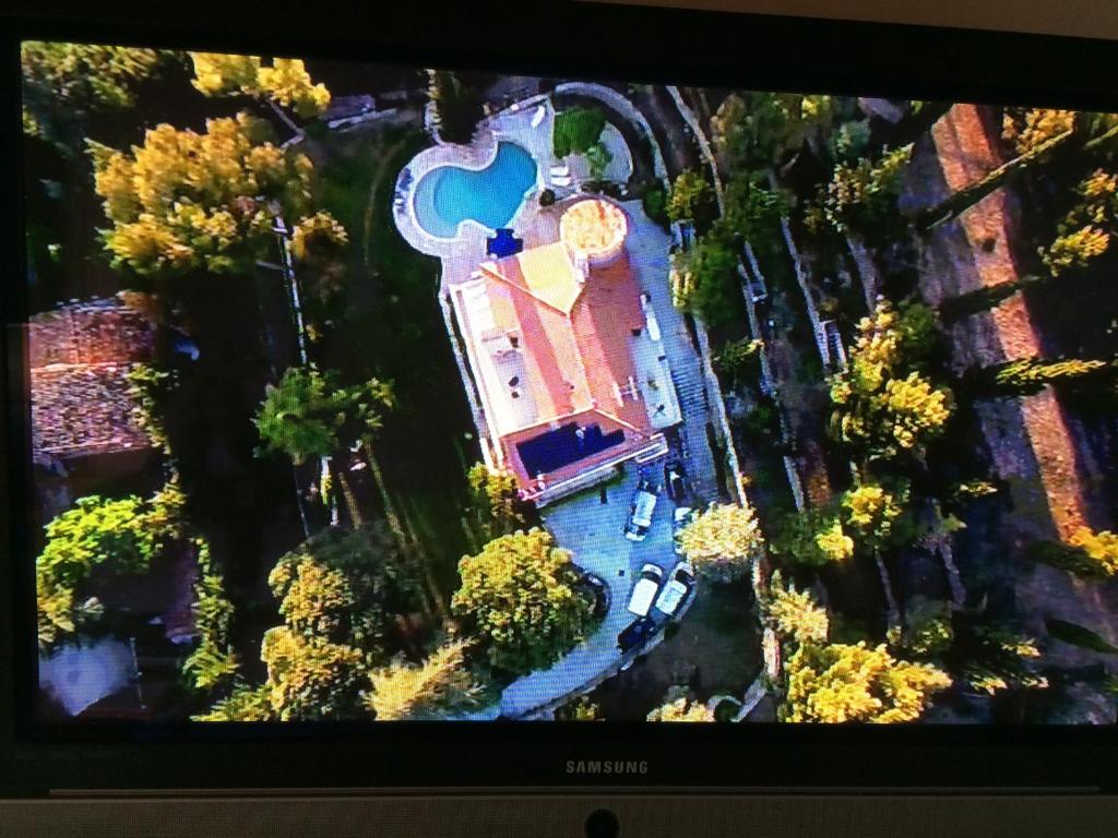 TV a/nebo společenská místnost v ubytování Villa de caractère climatisée avec piscine135 av charles boyer La Ferrage