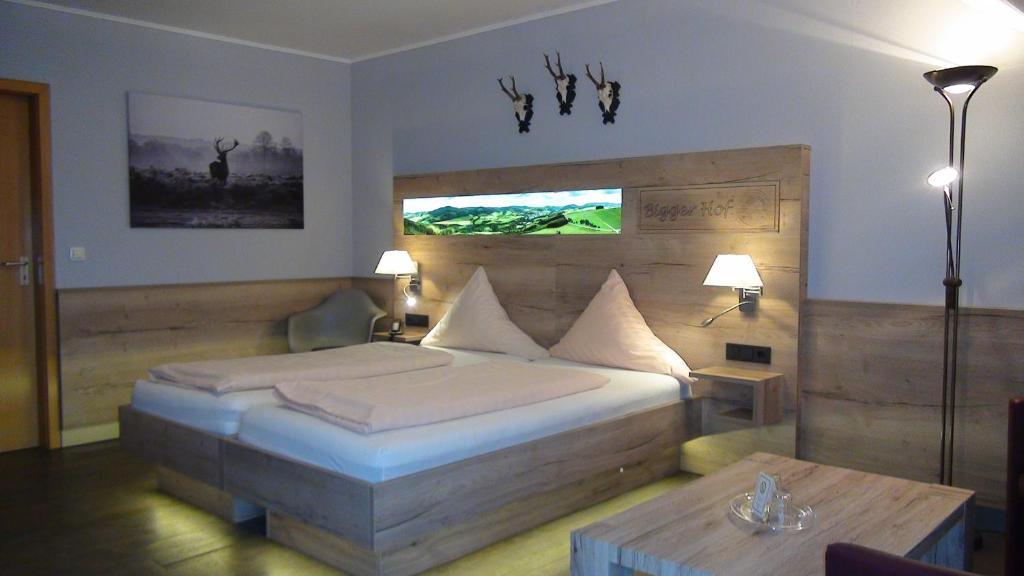 Postel nebo postele na pokoji v ubytování Hotel Bigger Hof - Wirtshaus Platzhirsch am Jahnplatz