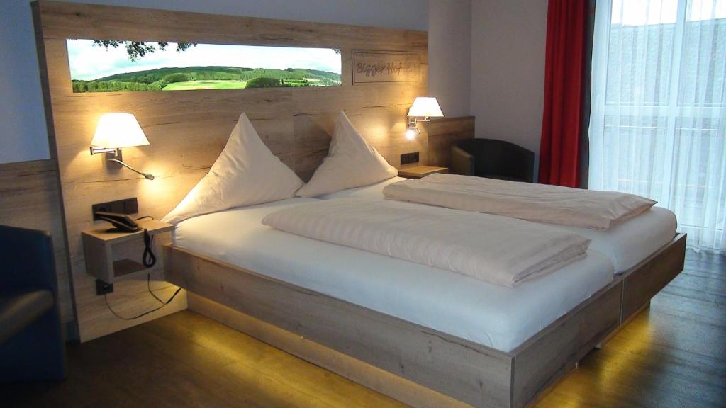 Postel nebo postele na pokoji v ubytování Hotel Bigger Hof - Wirtshaus Platzhirsch am Jahnplatz