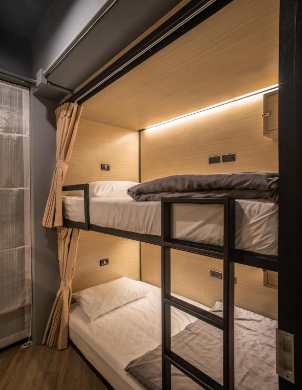 Postel nebo postele na pokoji v ubytování Sleep Box Patong Hostel