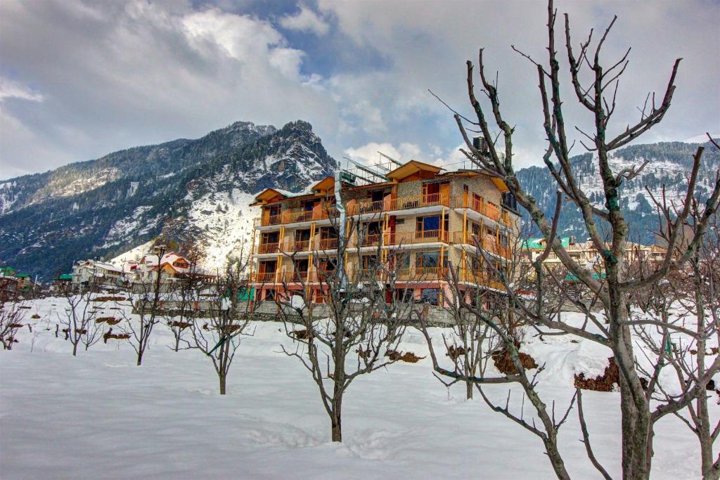 Hotel Mountain face by Snow City Hotels trong mùa đông