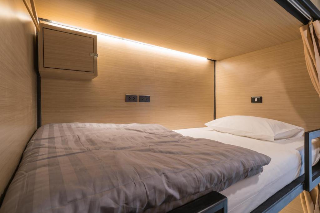 Postel nebo postele na pokoji v ubytování Sleep Box Patong Hostel
