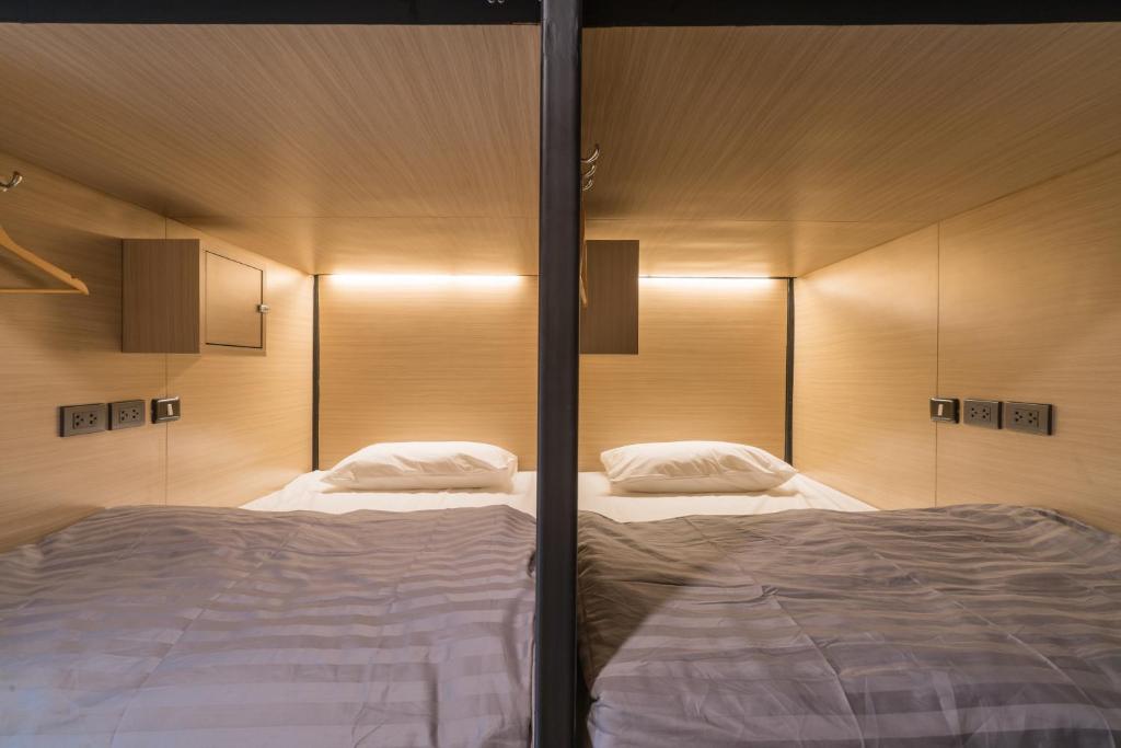 Postel nebo postele na pokoji v ubytování Sleep Box Patong Hostel
