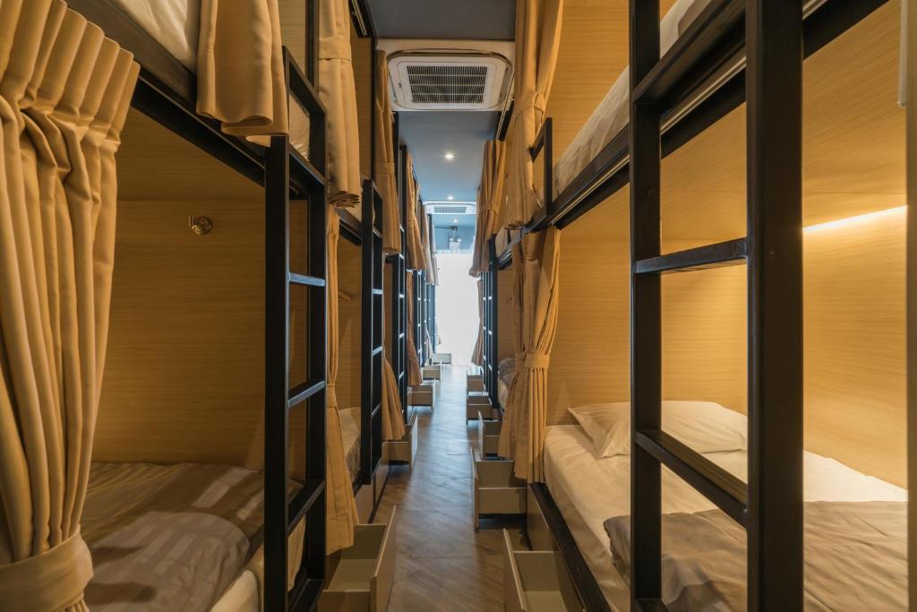 Postel nebo postele na pokoji v ubytování Sleep Box Patong Hostel