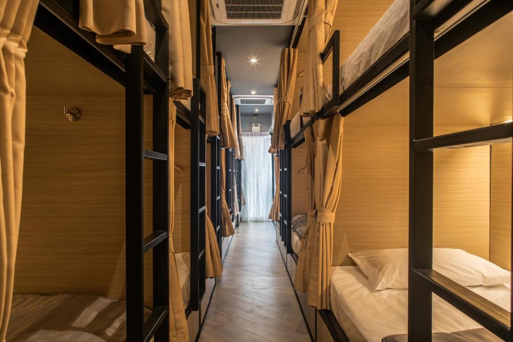 Postel nebo postele na pokoji v ubytování Sleep Box Patong Hostel