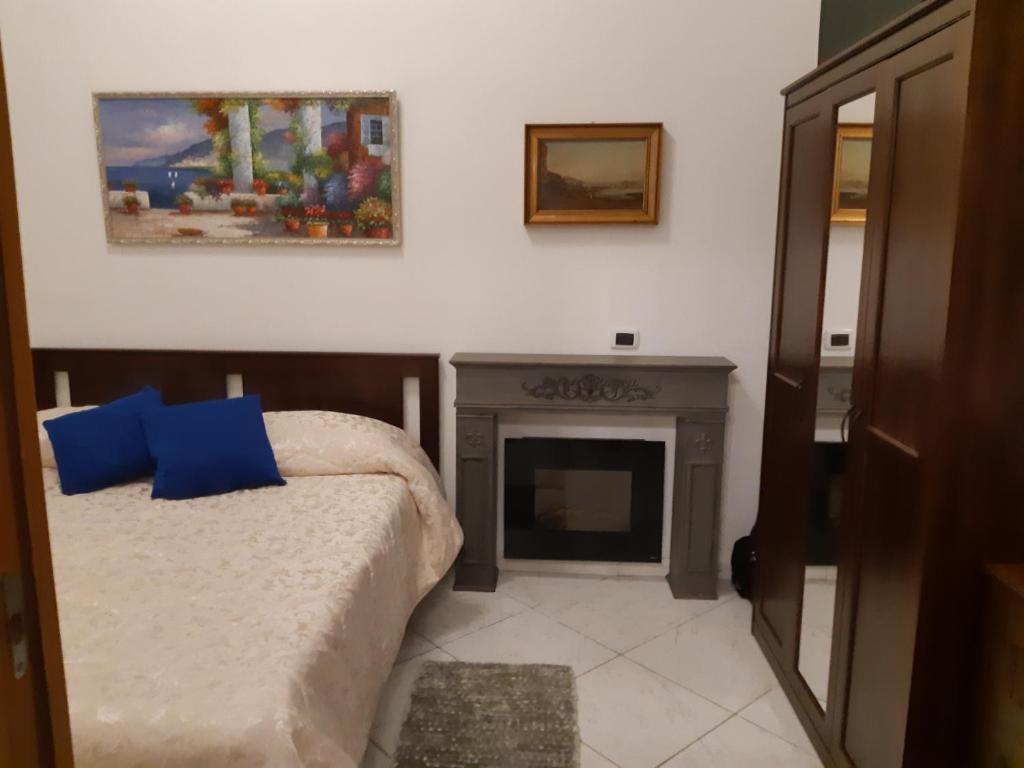 - une chambre avec un lit et une cheminée dans l'établissement Metropolis Stazione Centrale, à Naples