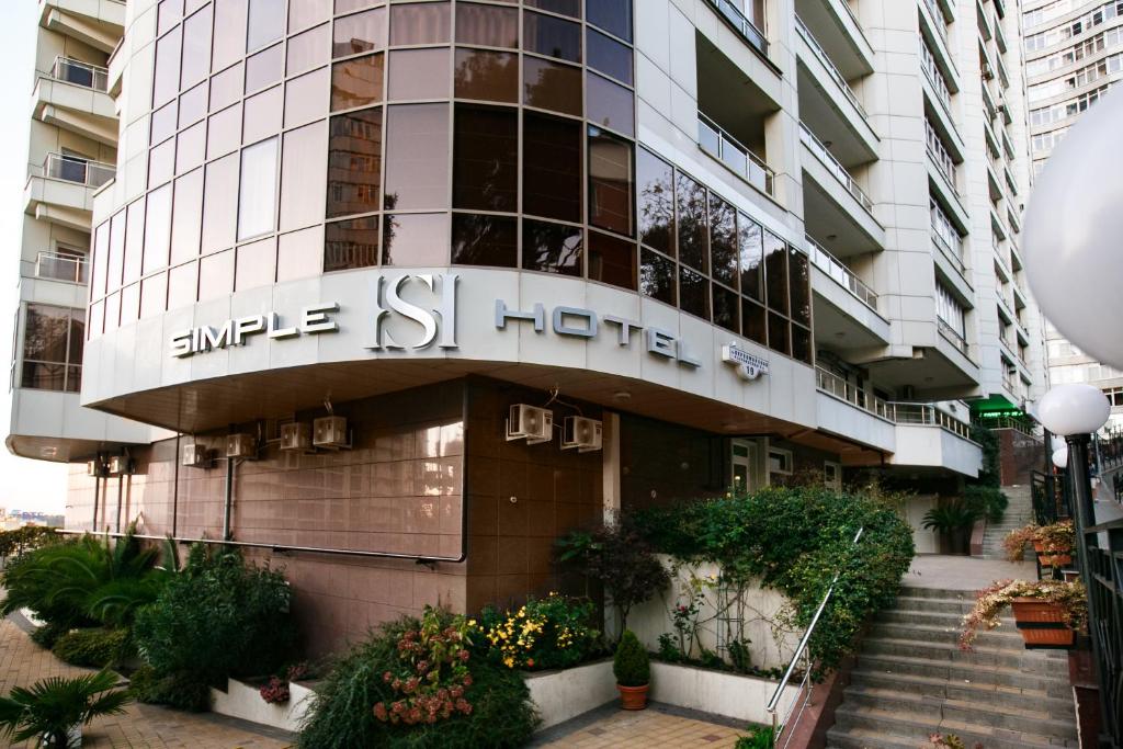 um edifício com entrada para o hotel da ilha de impulso em SIMPLE HOTEL em Sochi