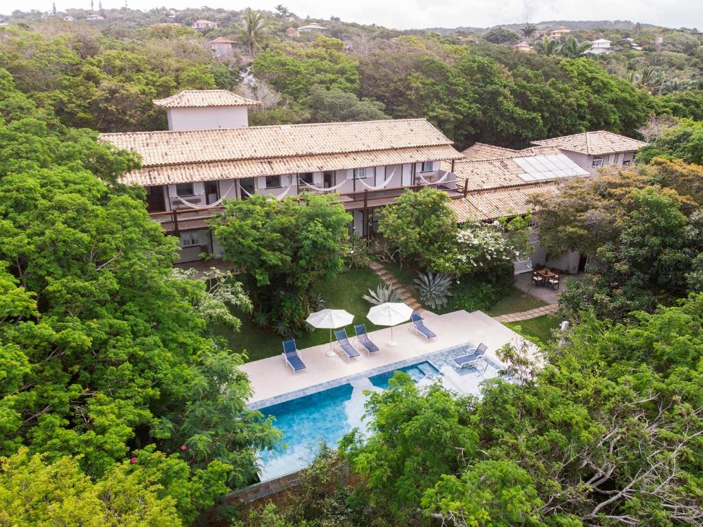 vista aerea su una villa con piscina di Pousada Vila Pitanga a Búzios