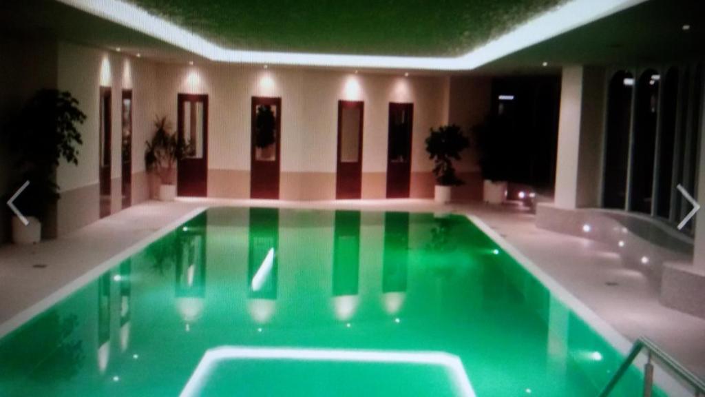 - une grande piscine dans un grand bâtiment dans l'établissement Lord Nelson Cuxhaven, à Cuxhaven