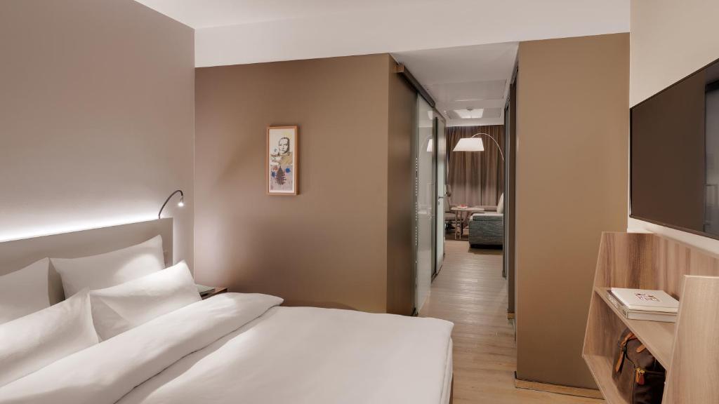 Postel nebo postele na pokoji v ubytování Hotel Stadt Lörrach