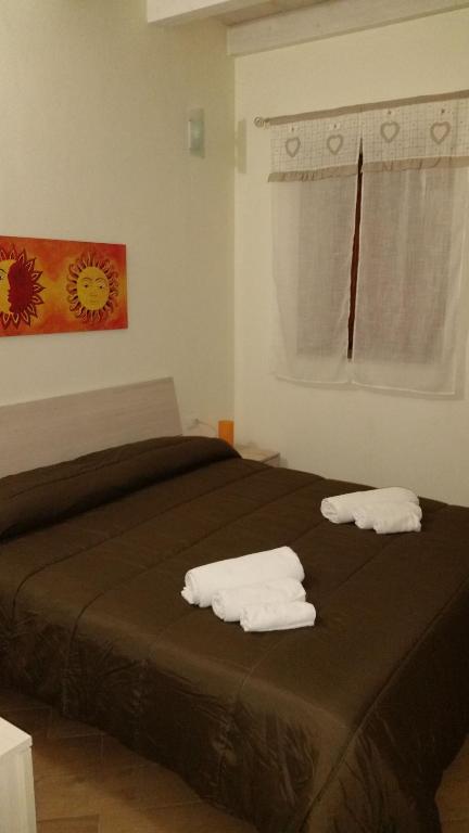 A bed or beds in a room at Al Blu Ortigia Apartments